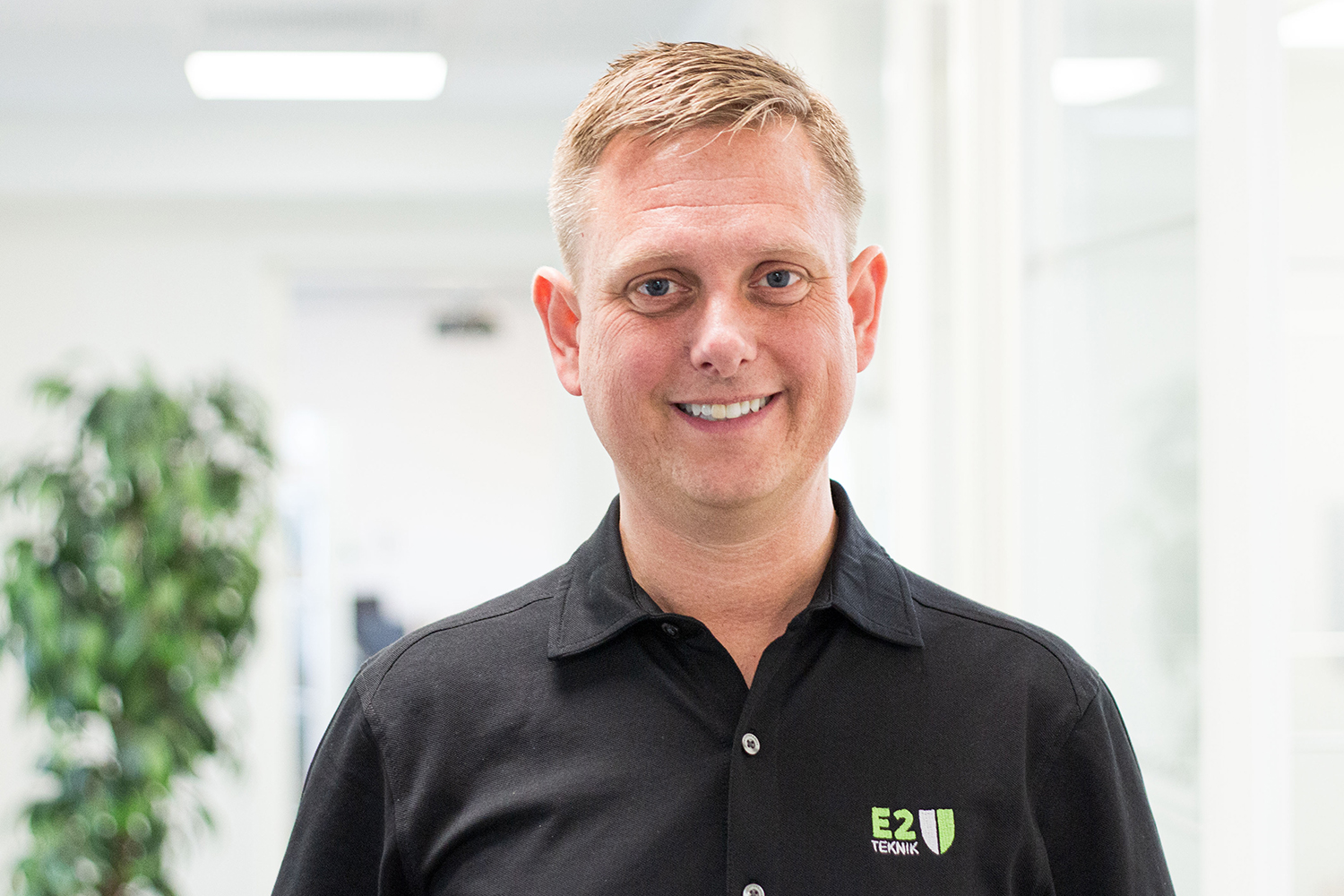 Andreas Pettersson i svart e2 teknik-skjorta
